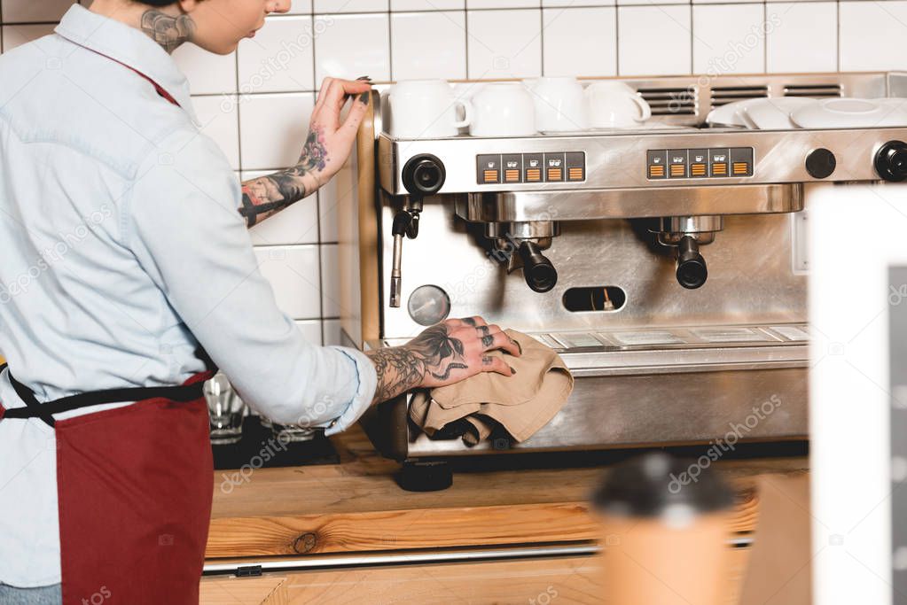 Barista bereitet Espresso an Siebträgermaschine zu
