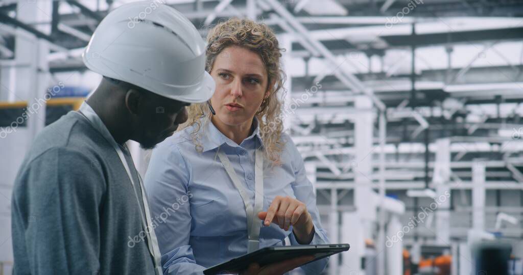 Techniker prüft Rohrleitungen vor Ort