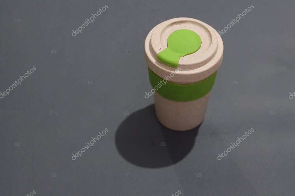 Kaffeebecher am Schreibtisch